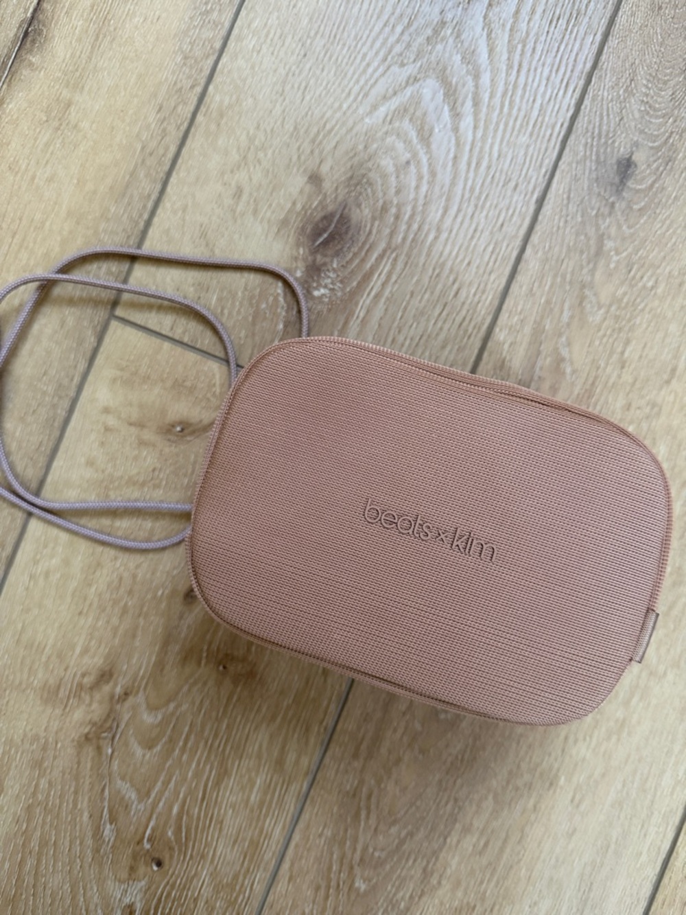 Beats x Kim studio pro headphones with case in Dune NEW - Picture 2 of 4